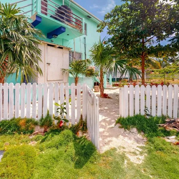 Almond Tree 3 at Island Cabanas Gold Standard Certified, хотел в Кайе Колкер