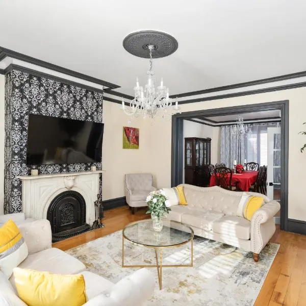 Centennial 6-Bedroom Waterfront Palace Sleeps 14, hotel in Montreal