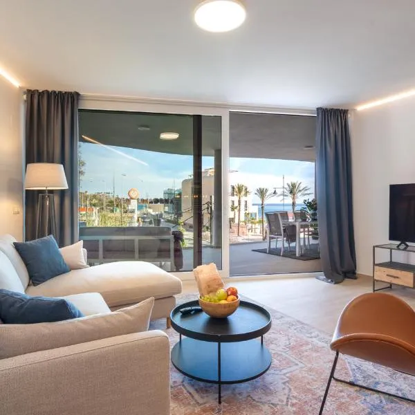 Holiday Apartment The Wave Carvajal, hotel in Fuengirola