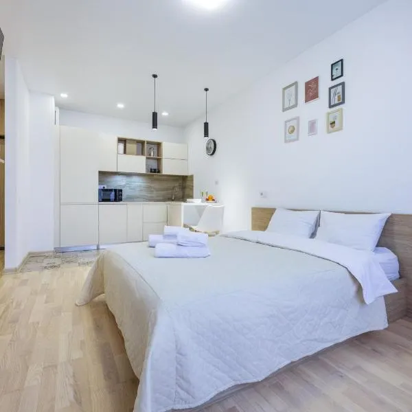 Nyvky Like Home - Studio - apt 40 apt 46, ξενοδοχείο στο Κίεβο