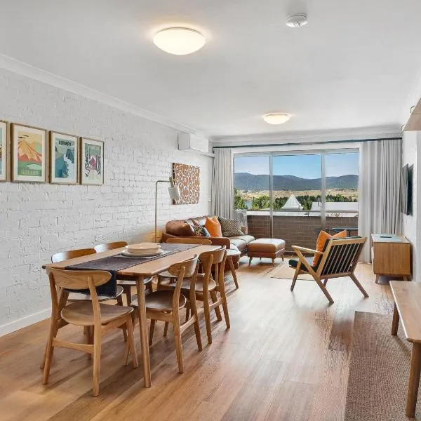 Astrids at Central Park - 2BR l Lake & Mountain Views l Central Location l WiFi, hotel in Jindabyne