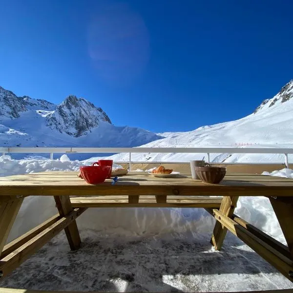 Appt pied des pistes, terrasse et parking couvert, hotel in La Mongie