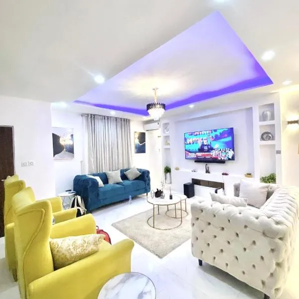 Morak Homes - Luxury 4 bed home with PS5, 24hrs electricity, Super fast Wifi, Snooker, Games room - in a secured estate, hotel in Abuja