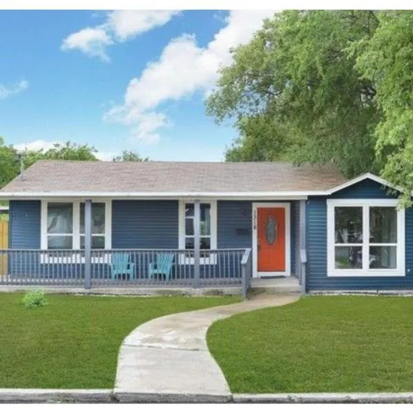 Stylish 4 Br2Ba Renovated Home Near Downtown, hotel in San Antonio