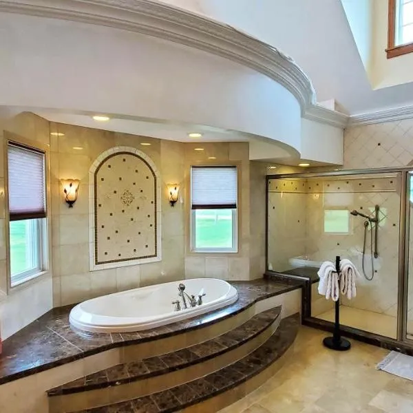 Victorian Suite by Amish Country Lodging, hotel in Millersburg