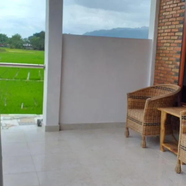 Toba Boi, hotel v destinaci Tuk Tuk