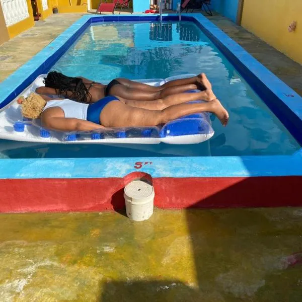 PARADISE VILLA SHAREd ONSITE PRIVATE POOL ONSITE GYM, ξενοδοχείο σε Ocho Rios