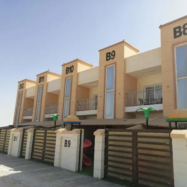 شاليهات الشاطيء beach chalets, hotel en Salalah