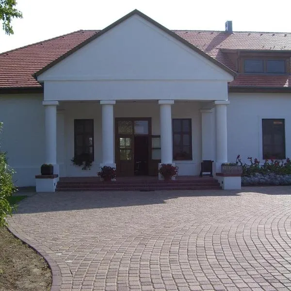Sarlóspuszta Club Hotel, hotel v destinaci Tatárszentgyörgy