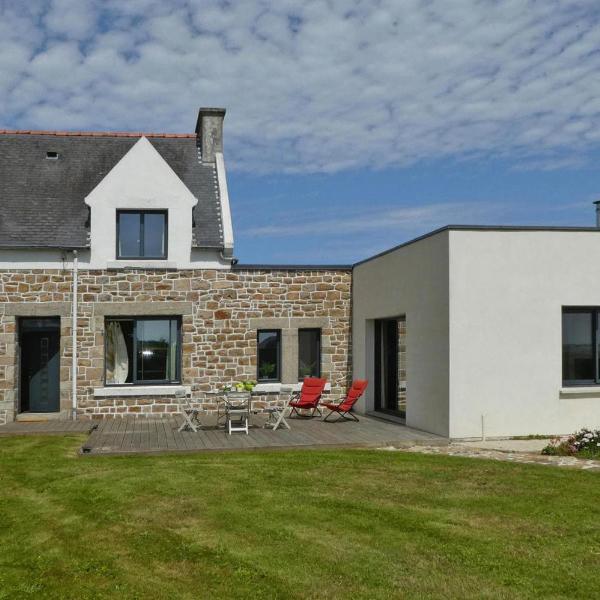 Sea-view holiday home with terrace, Plougasnou