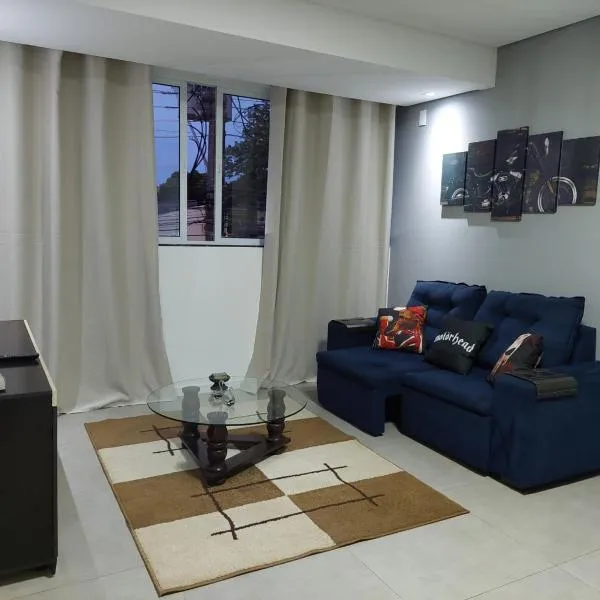 Ótimo apartamento sobreloja com wifi e estacionamento incluso, hotel in Maringá