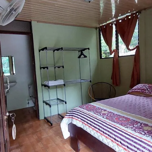 Hostal y cabinas anita-and rafting tour!, khách sạn ở Siquirres