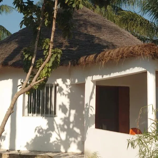 Case traditionnelle diola au bord de l'océan, hôtel à Cap Skirring