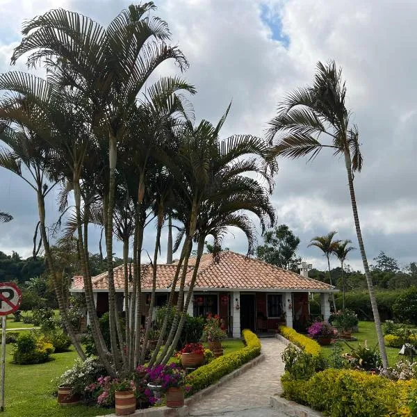 Hermosa Cabana con bonito Jardin y piscina en la Mesa de los Santos, hotel in Los Curos