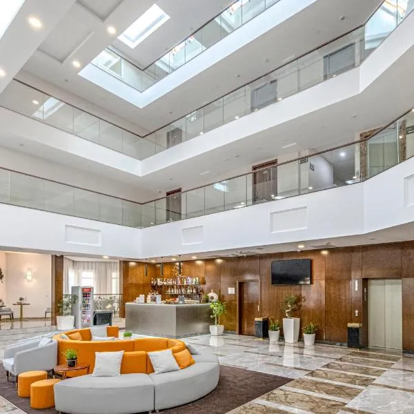 Willis Hotel Business & Wellness，位于佐洛埃格塞格的酒店