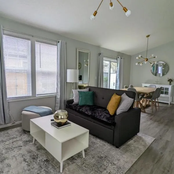Contemporary 2-Bedroom Close to Downtown, Dining, hotel in Eugene