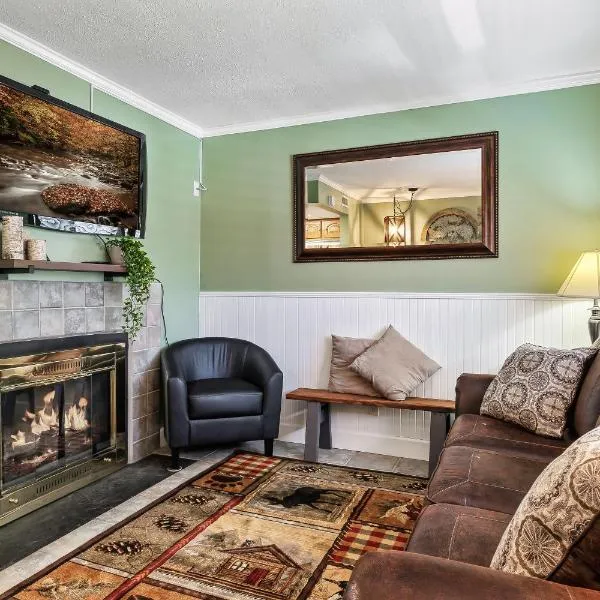 Lovely condo w/ indoor pool *only steps to parkway, hotel v destinaci Gatlinburg