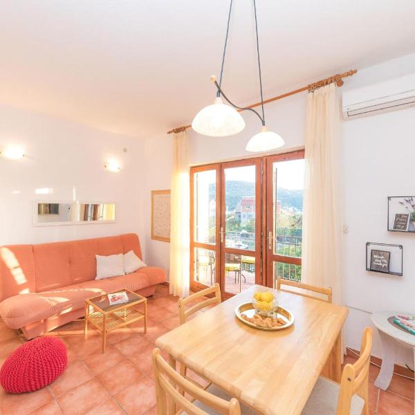 Stunning Apartment In Vinisce With Kitchen