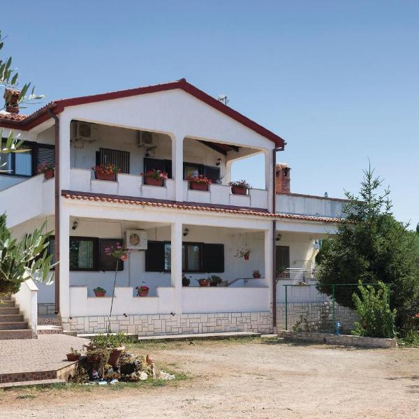 2 Bedroom Stunning Apartment In Peruski