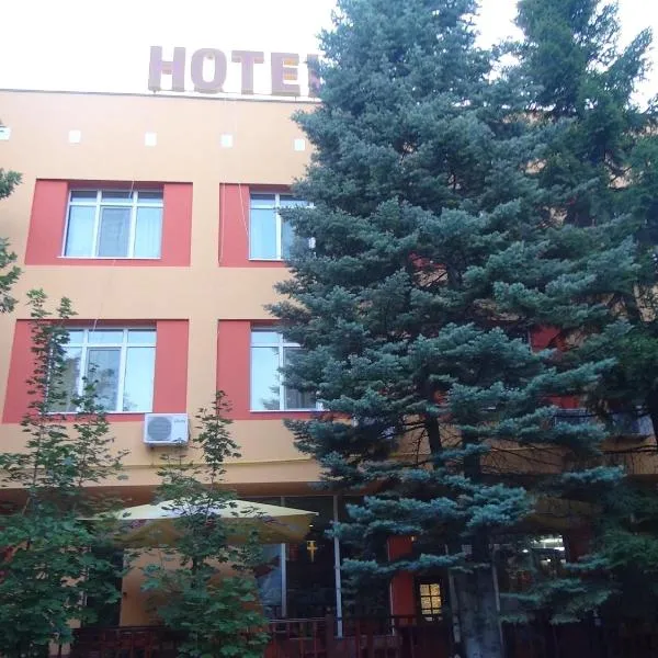 Family Hotel Familya، فندق في روس