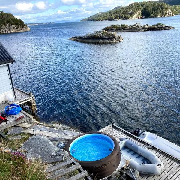 Bergen/Sotra: Sea cabin. Spa. Fishing. Boat, hotel en Haganes