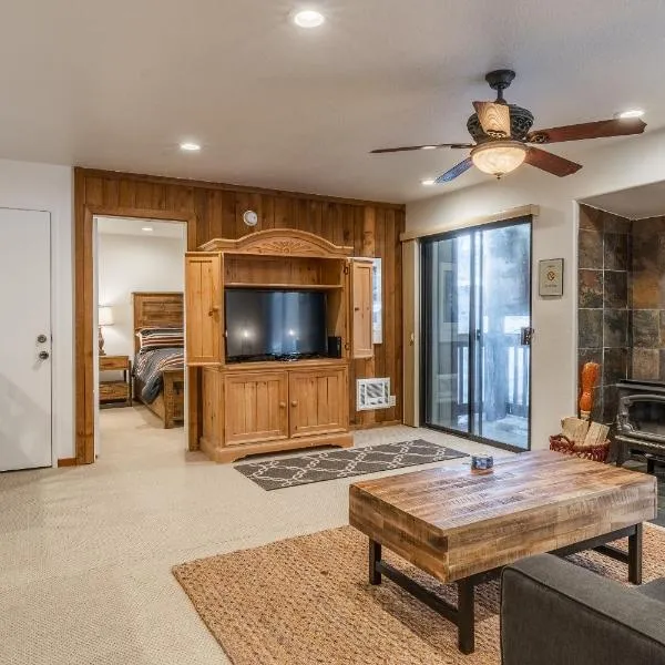 Hidden Valley Village #103 nicely updated 1 bedroom 1 bathroom condo short 10 min walk from Village, hotel in Mammoth Lakes