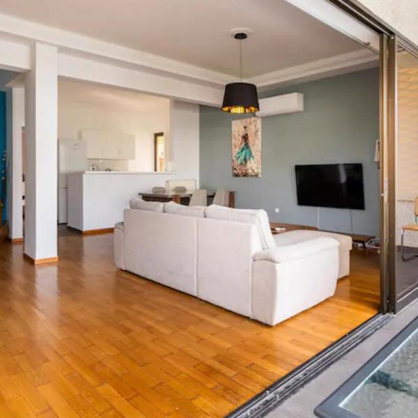 Βright Walled Designed Apt in Glyfada Center