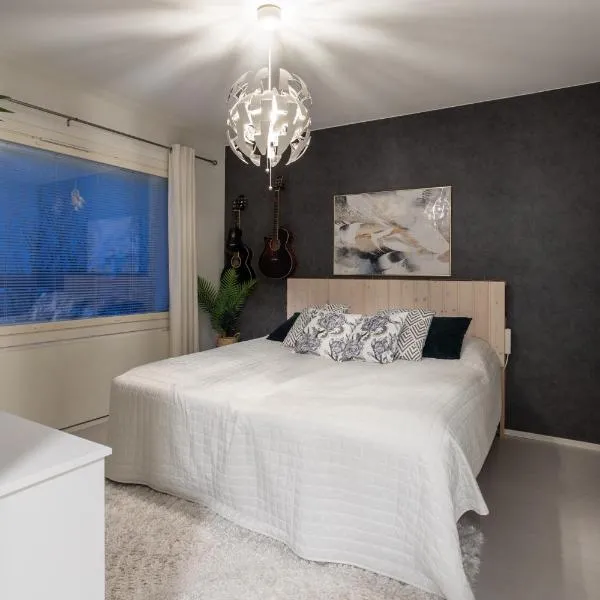 Modern design w/balcony, free parking,WiFi & A/C, hotell i Villmanstrand