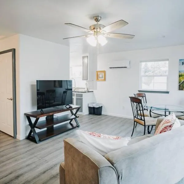 Gorgeous Upstairs Studio with Patio and Laundry, hotel en Chico