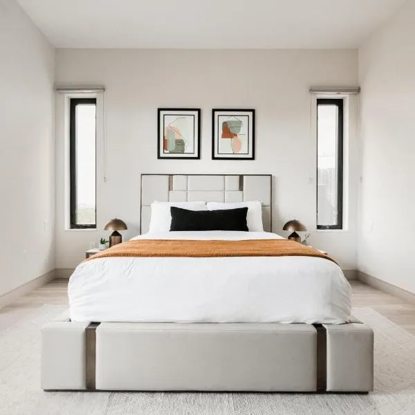 City Views! - Chic Jefferson Park Condo - Tesoro, hotel in Denver