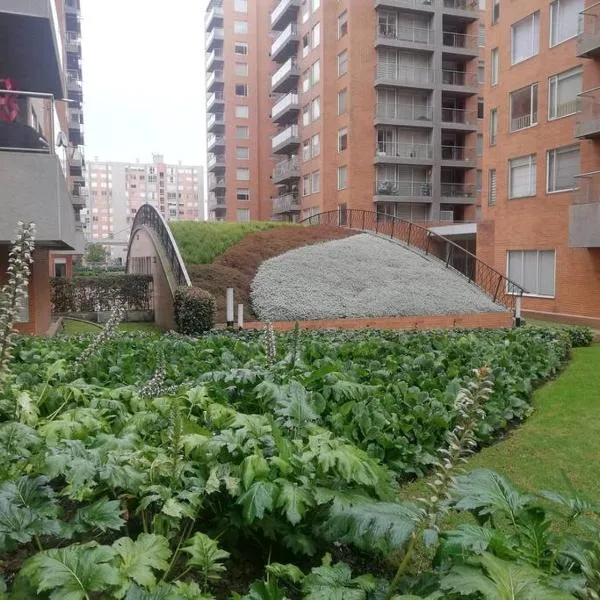 Hermosa habitación privada en conjunto residencial cerca al Aeropuerto y terminal de Bogotá, zonas comunes se comparten con 1 persona, hotel in Bogotá