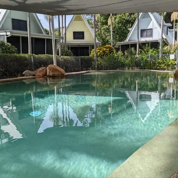 Canopy 5 Chalet, hotel in Nelly Bay