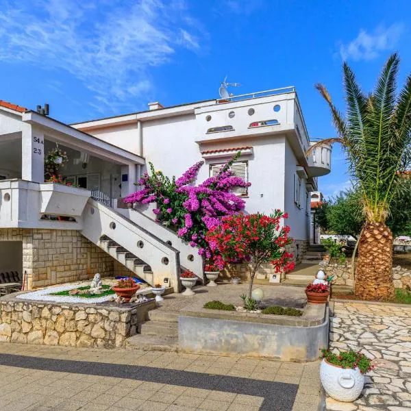 Apartments DIDO, hotel v Novalji