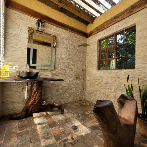 Ecoscape Jamaica - Lavish 1-br cottage by the river, hotel v destinaci Saint Annʼs Bay