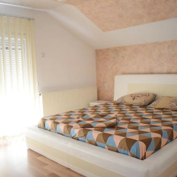 Apartments Holiday, hotel din Vranje