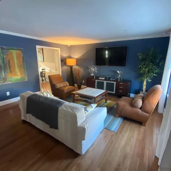 Here It Is! Cool Cape Cod-3 BR-2.5 Bath-12 Guests, hotel in Olathe