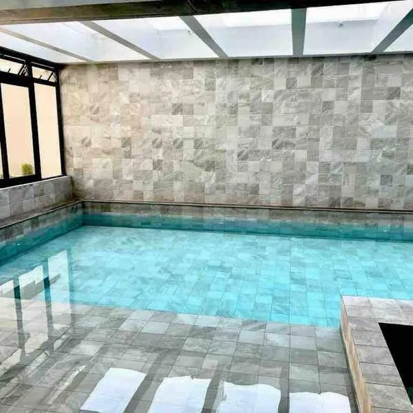 Luxury apartment with balcony and view, hotell i Quito