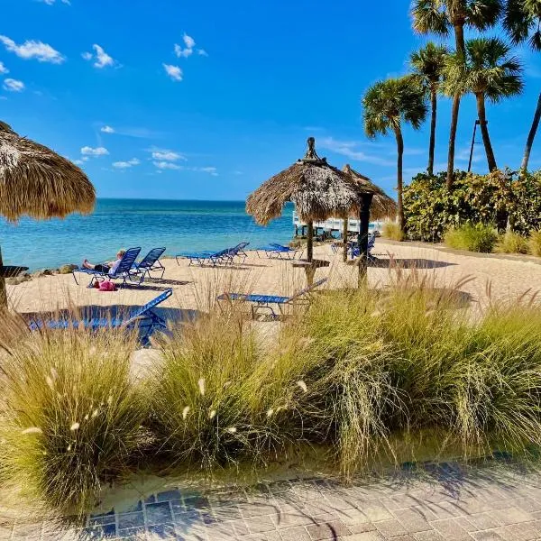 2 Bed Condo with Balcony Facing Pool and Sunsets!, hotel in Tampa