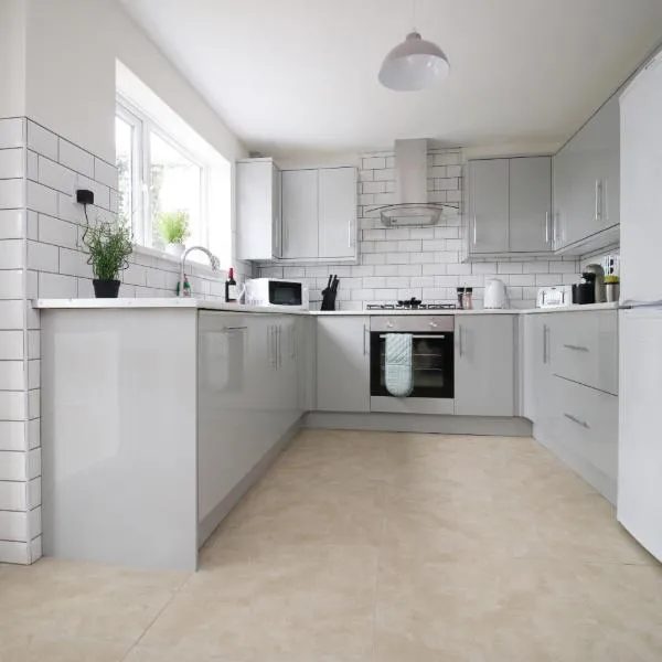 Family Home in the Charming Coastal Town of Barry, hotel din Barry