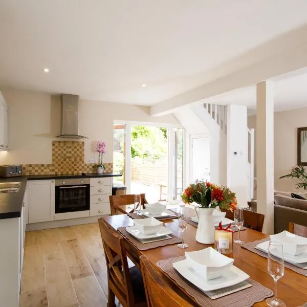 " Orchard Croft Lodge ", DOG FRIENDLY, Ideal for Goodwood Events, 5 Minutes from Southend Barns, 9 Minutes From Sandy West Wittering Beach, 2 Bathrooms, Can Sleep 8 On Request, Free Wi-Fi & Sky Sports, Quiet Location, Zip & Link Super-King beds, Hotel in Chichester