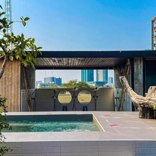 Blu Cabin Ari Stylish Gay Poshtel, hotel in Bangkok