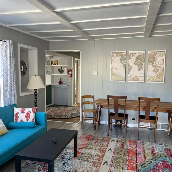 Rustic 2 Bedroom Boho Apartment, hotel in Laramie