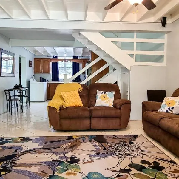 Cheerful 2 - Bedroom Townhouse with free parking in New Kingston, hotel in Kingston