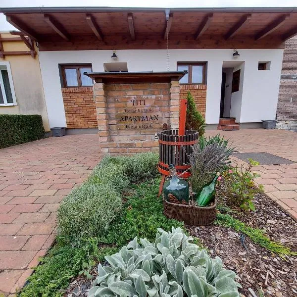 Titi Classic & Trendy Apartman, hôtel à Bük