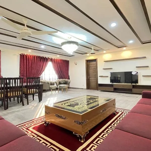 Multazam Heights, DHA Phase 8 - 3 Bedrooms Luxury Apartments, hotel u gradu 'Lahore'