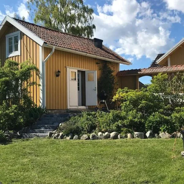 Cozy lodge at horse farm with lake and sauna, Hotel in Hölö