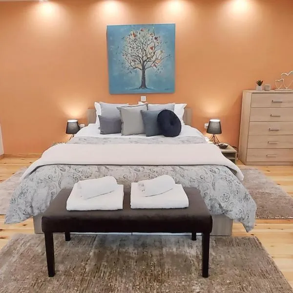Unique, Stylish Studio near Beaches, hotel in Athens