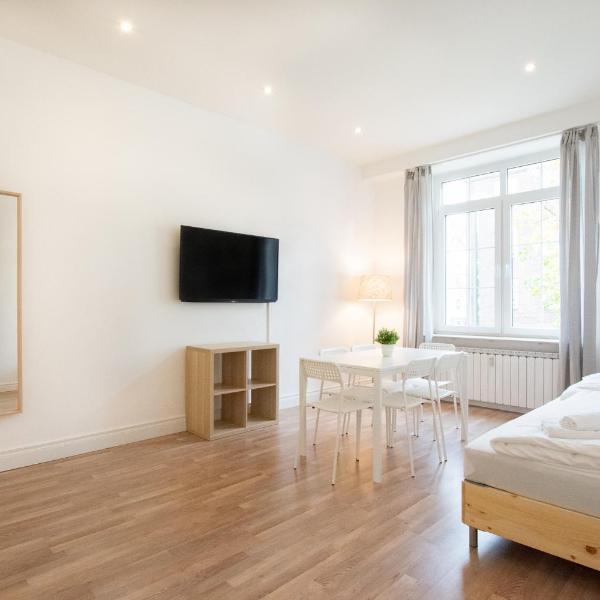 Tolstov Apartments - 1 or 3 Room Apartments - 20 Min Messe DUS and Old Town DUS, Düsseldorf
