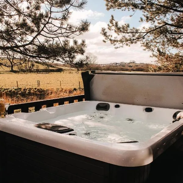 Keer Side Lodge, Luxury lodge with private hot tub at Pine Lake Resort, hotel v destinaci Carnforth