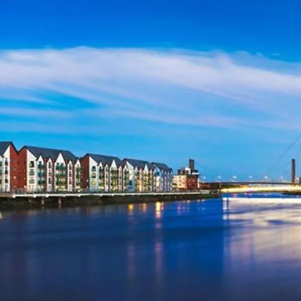 Luxury 2 Bedroom waterfront apartment with balcony, Hotel in Newport